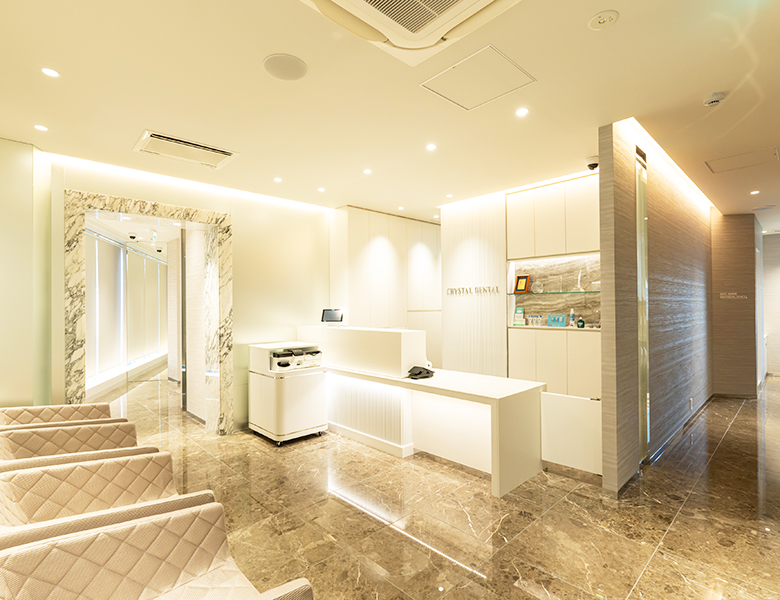 名古屋のインプラント治療を専門とする歯医者、クリスタル歯科の待合室